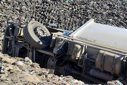 Smrt na skládce v Otíně, převrátil se popelářský vůz