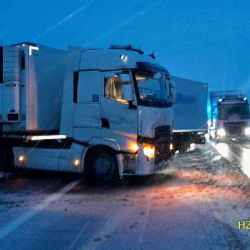 Sníh paralyzuje Plzeňsko, D5 v kolonách a desítky nehod, výstraha platí celý den