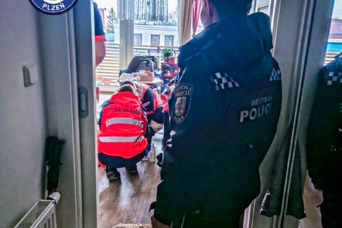 Sousedská všímavost zachránila seniorce život. Skončila v péči záchranářů