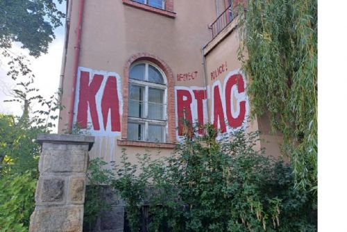 Sprejeři řádili napříč Plzní. Za týden poškodili vlaky, domy i lékařskou fakultu