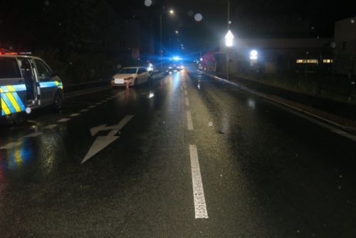 Srazila ženu sedící na silnici - policie pátrá po svědcích noční nehody v Domažlicích