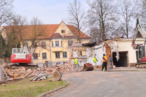Stodská nemocnice se chystá na velkou přístavbu. Nejprve mizí starý objekt u hlavní budovy