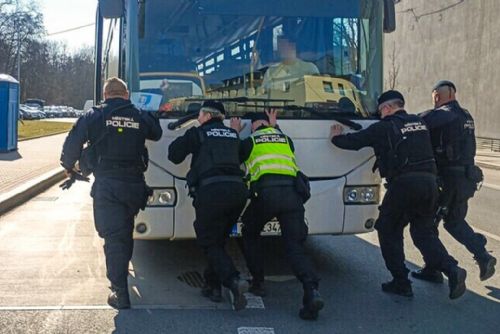 Strážníci odtlačili porouchaný autobus z křižovatky