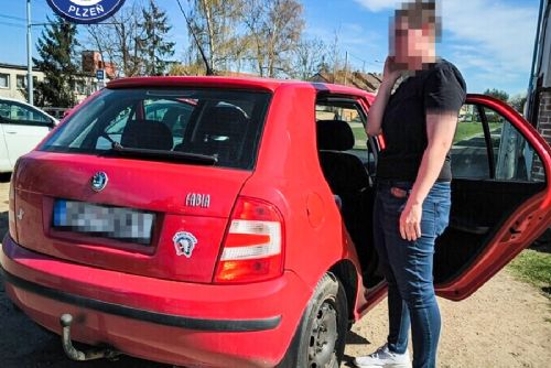 Řidička v Plzni držela za volantem telefon. Brzy se ukázalo, že neměla řídit vůbec