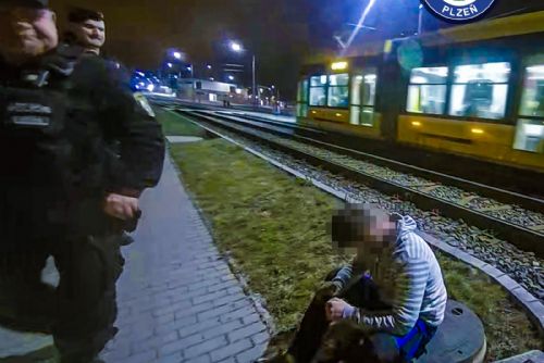 Strážníci v Plzni zachránili muže v krizi. Na tramvajovém mostě mu rozmluvili nejhorší