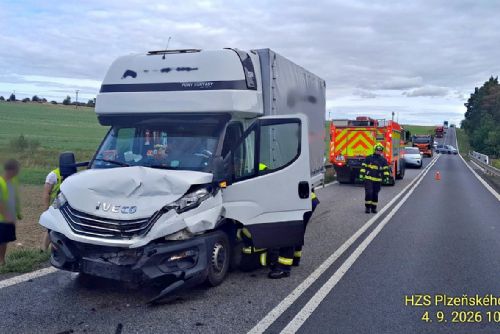 Střet dvou aut a dodávky uzavřel tah na Domažlice. Tři lidé skončili v nemocnici