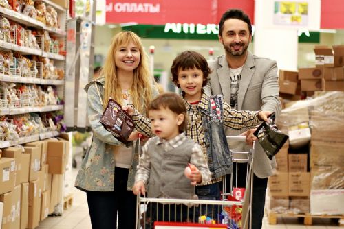 Supermarkety mění přes léto otevírací dobu. Raději si zkontrolujte konkrétní prodejnu