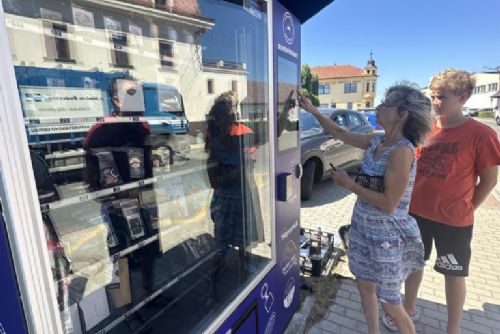 Suvenýry kdykoliv. Nepomucko spustilo nové suvenýromaty pro turisty