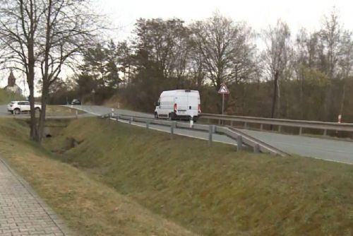 Svědci v dodávce zachránili kolabující řidičku. S hypoglykémií kličkovala po silnici