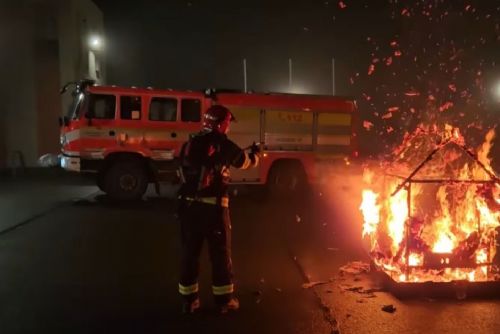 Symbolickým požárem se rozloučil velitel hasičů v Hrůši na Tachovsku
