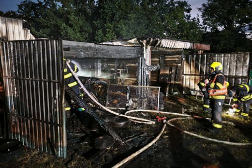 V Mantově hořel sklad s hořlavinami. Hasičům při zásahu vybuchovaly spreje i ředidla