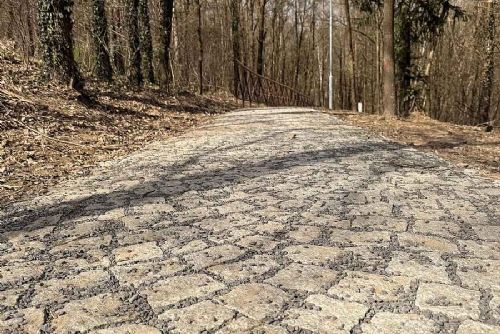 Výsluní má novou žulovou cestu. Projekt vyšel na 4,4 milionu korun