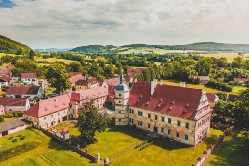 Zámek Červené Poříčí rozkvete. Výstavu doplní Hradozámecká noc při svíčkách a světlech