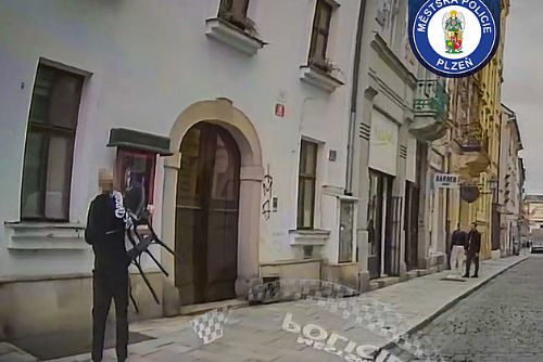 Zamilovaná zlodějka ukradla křeslo jako dárek