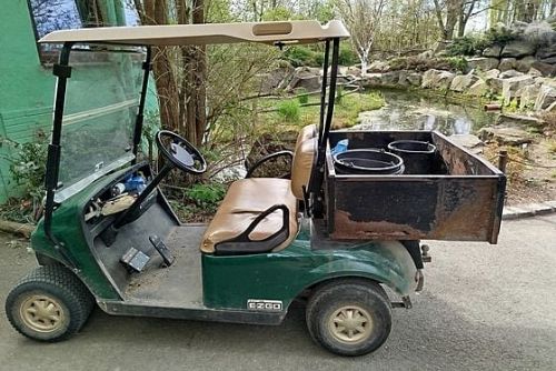 Ze zoo v Plzni zmizel zelený golfový vozík. Zloděj odnesl i vysílačky a nářadí