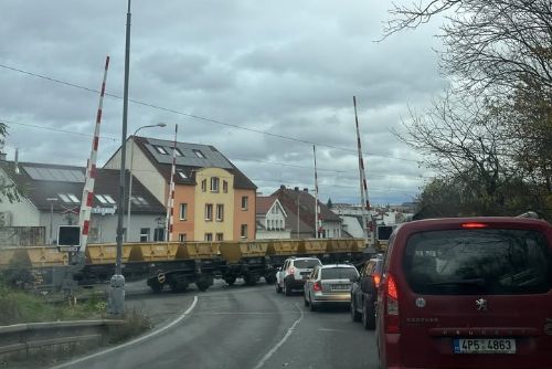 Železniční přejezd v Samaritské zruší, nahradí ho mimoúrovňové křížení