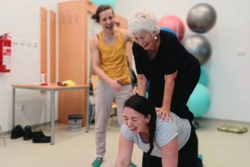 Žonglování, rovnováha i akrobacie. Plzeňské Cirkulárium otevírá cirkusové lekce seniorům