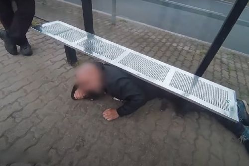 Dědeček uvízl pod lavičkou po oslavě narození vnučky