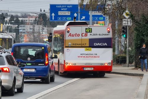 Plzeňsko zatím udrželo veřejnou dopravu bez změn. Rozvoz jídel však pod tlakem zdražuje