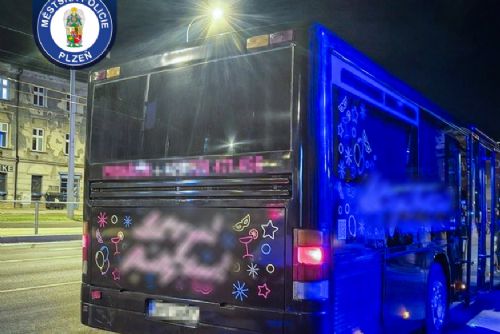 Pojízdná party v Plzni narazila. Autobus měl propadlou technickou a sjeté gumy