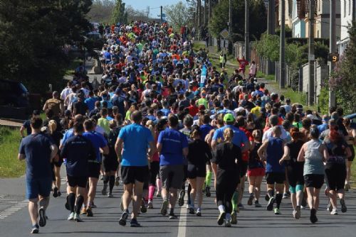 Půlmaraton Plzeňského kraje přinese uzavírky. Řidiči musí v sobotu počítat s omezeními
