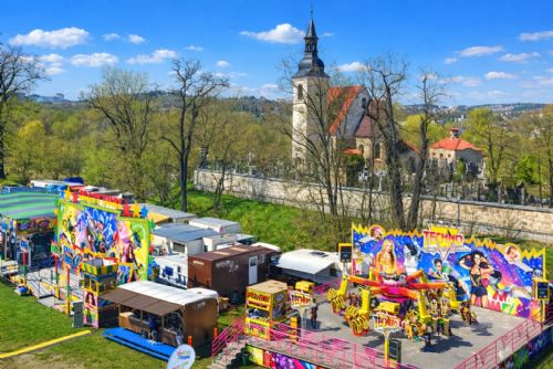 U sv. Jiří začíná pouť. Doubravku čekají kolotoče, uzavírky i zvýšená bezpečnostní opatření