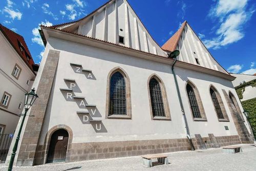 Betlémská kaple hostí 77 keramických děl mladých autorů