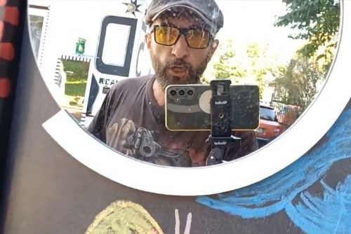 Bůh Šašek odsouzen - má zakázané online aktivity