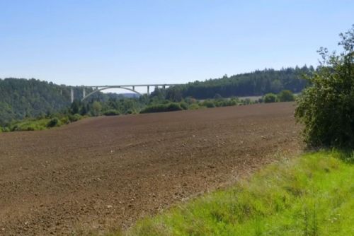 Chráněná tráva zabrzdila stavbu nejvyššího mostu u Plas