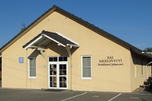 Člen Svědků Jehovových obviněn z týrání a znásilnění postiženého syna