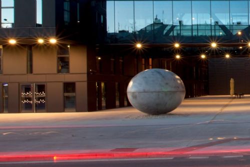 Co bude s obřím vejcem u Nového divadla? Plzeň čeká rozhodování o kontroverzním symbolu