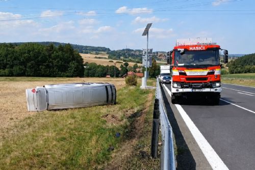 Dodávka s rodinou narazila na Plzeňsku do svodidel a převrátila se do pole, zranily se dvě děti a matka