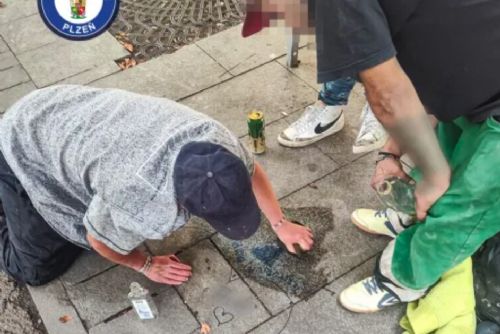 Fixem podepsal chodník v centru Plzně. Pak své „dílo“ marně drhnul s kamarády