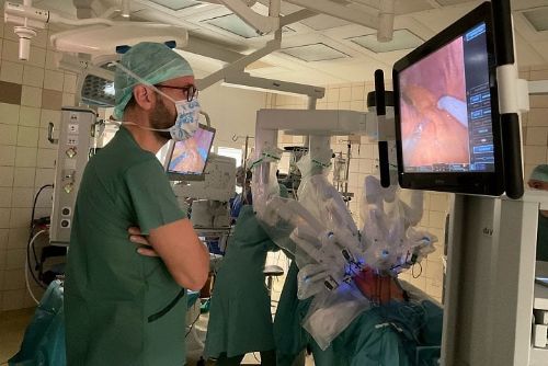 FN Plzeň rozšířila robotické operace. Přibyly zákroky na plicích a v oblasti hlavy a krku