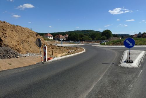 Hlavní tah z Plzně na Klatovy čeká další omezení. V Lužanech se posunou semafory