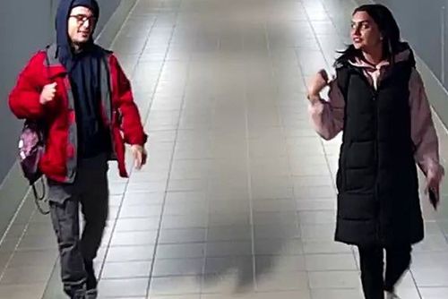 Policie hledá tyto dva výtečníky - kradli a vyhrožovali nožem