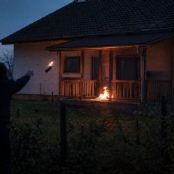 Hodil zápalnou lahev na dům s rodinou. Plzeňský soud mu změnil vězení na podmínku