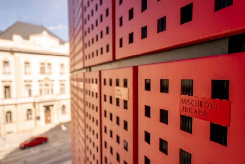 Horácká aréna v Jihlavě má na fasádě 853 kovových štítků dárců. Montáž se protáhla kvůli kontrolám textů