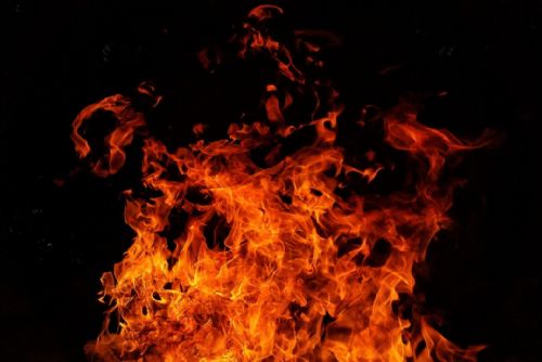 Hořící pneumatiky zasáhly zemědělskou firmu