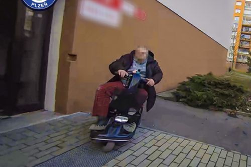 Invalidu na vozíku zradil klíč i obrubník, ven se sám nedostal