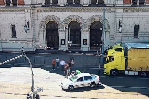 Kamera zachytila střet auta s kurýrem na elektrokoloběžce (video)