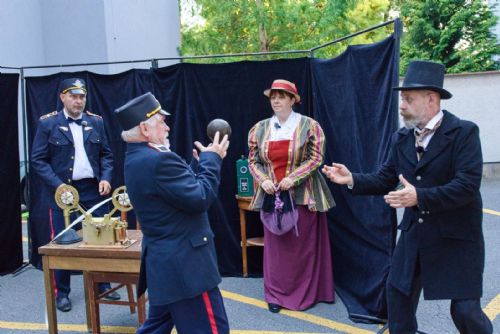 Komedyjanti jedou krajem historickým motoráčkem. Nádraží mění v divadelní scény