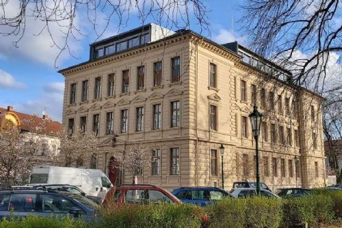 Kutná Hora dokončila úpravy okolí knihovny Na Náměti. Přibylo pítko s mlžítkem i nová zeleň