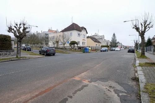 Květnou ulici na Slovanech čeká velká rekonstrukce. Přibudou parkovací místa i desítky stromů