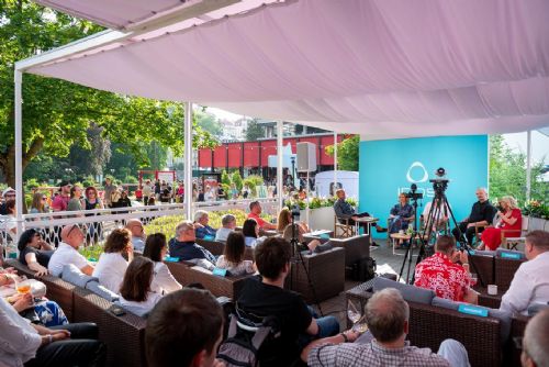 KVIFF bez lístku do kina. Vary lákají na koncerty, talk show i festivalovou atmosféru