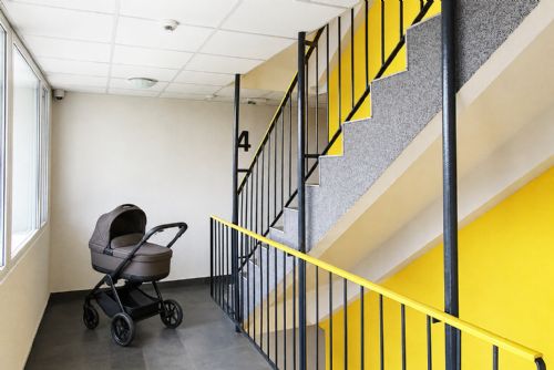 Miminko se popálilo po kontaktu s neznámou tekutinou. Policie řeší, jak se dostala do kočárku