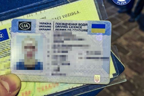 Mladík předložil falešný ukrajinský řidičský průkaz, policisté ho zadrželi