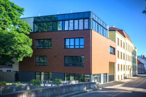 Moderní přístavba zlepší přípravu budoucích kadeřníků v Českých Budějovicích