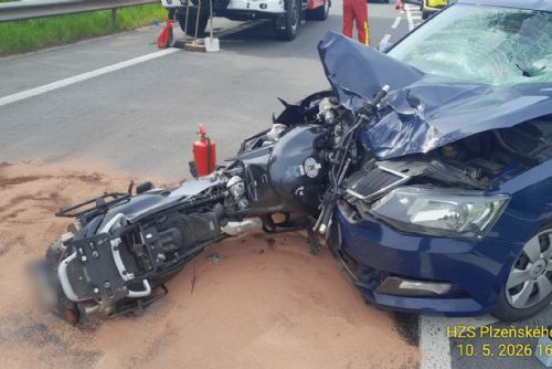 Motorkář u Plané nepřežil střet s autem. Řidič podle policie přejel do protisměru