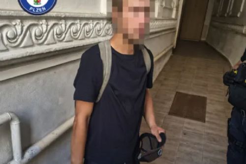 Muž měl dívce vyrazit mobil a pokoušet se ji osahávat. Strážníci ho rychle našli